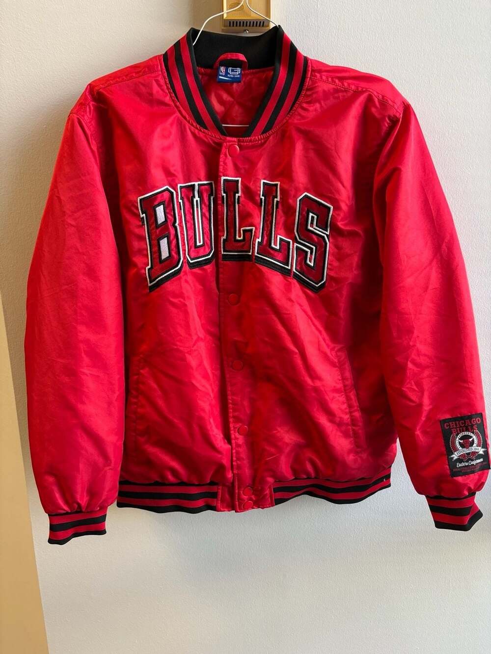 Ultra Game Chicago Bulls Satin Jacket Size L Red